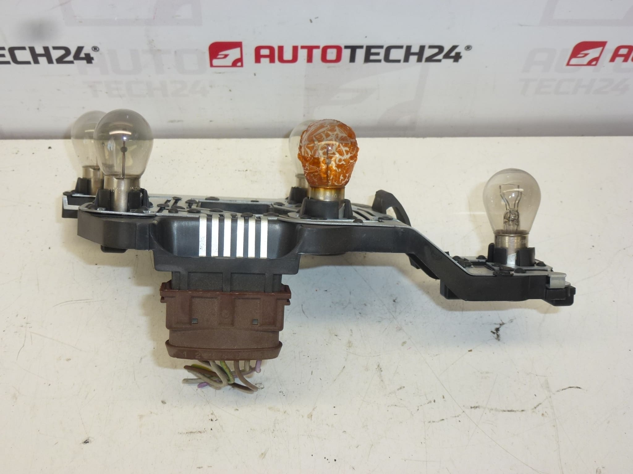 Παξιμάδι αριστερής πίσω λάμπας με καλωδίωση Citroën Xsara 6350P0 - Image 2