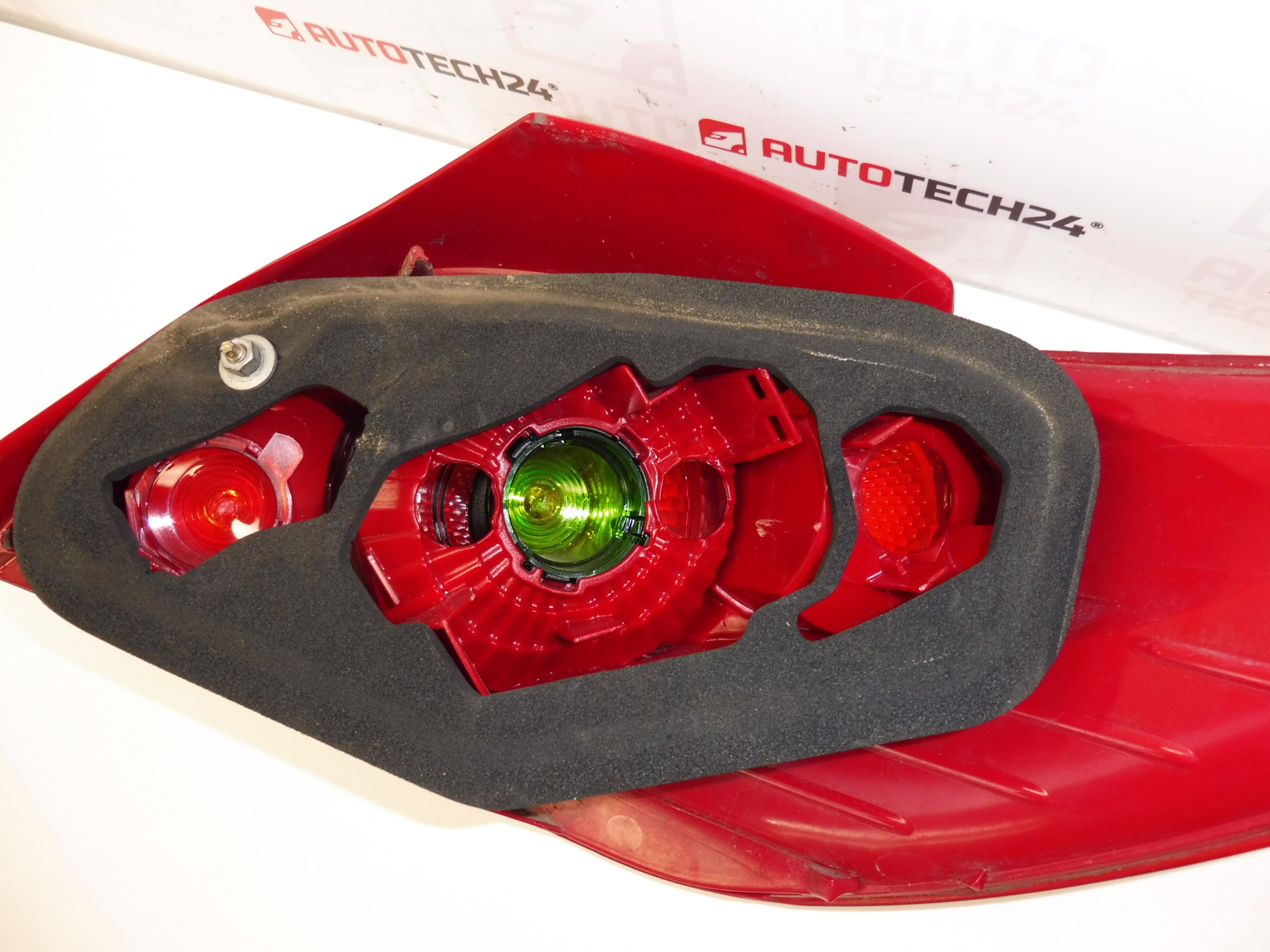 Πίσω αριστερό φανάρι Peugeot 307 557676 6350X0