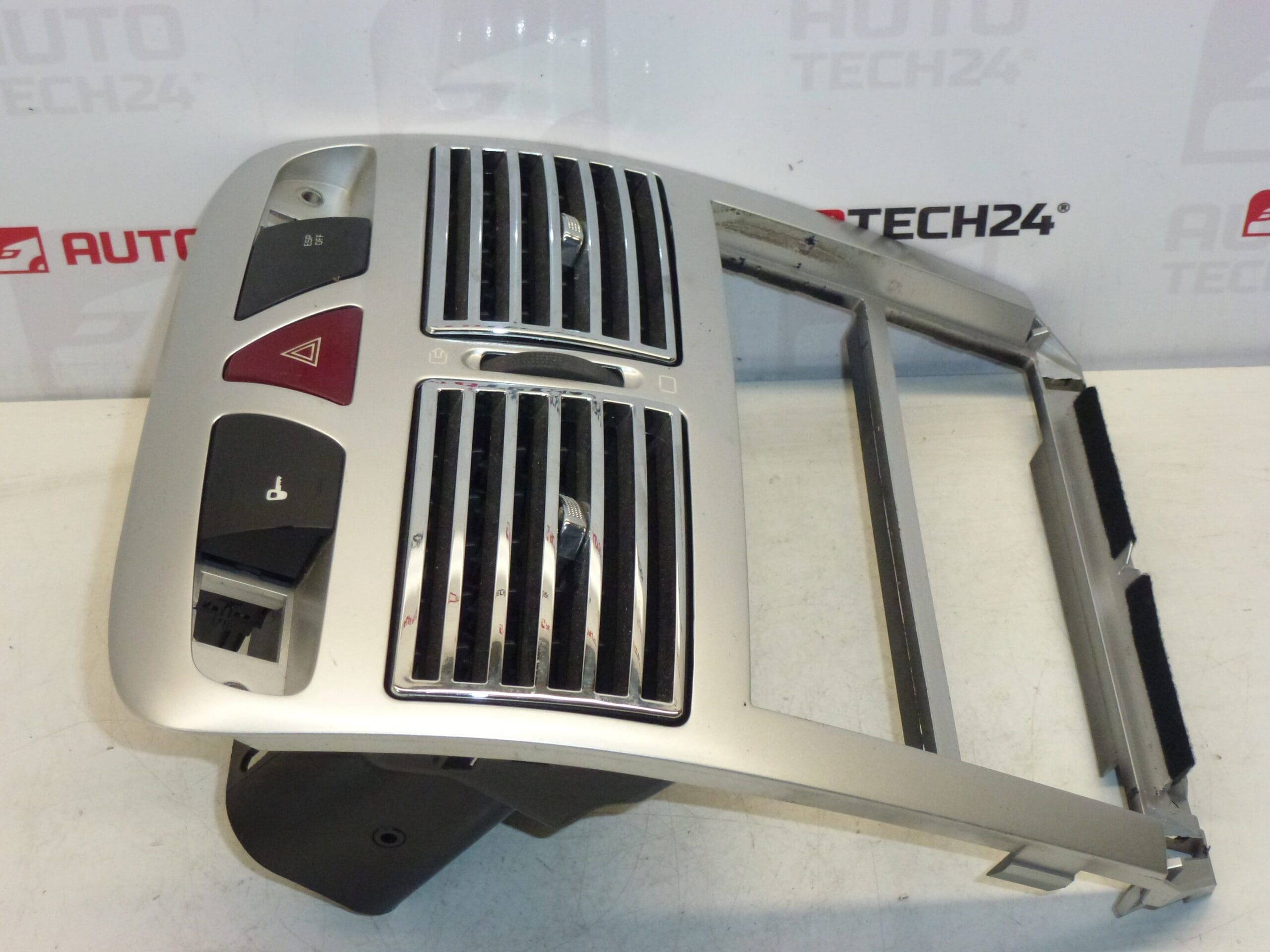 Στεφάνη ραδιοφώνου με ανεμιστήρες Peugeot 307 9634505077 8211CZ