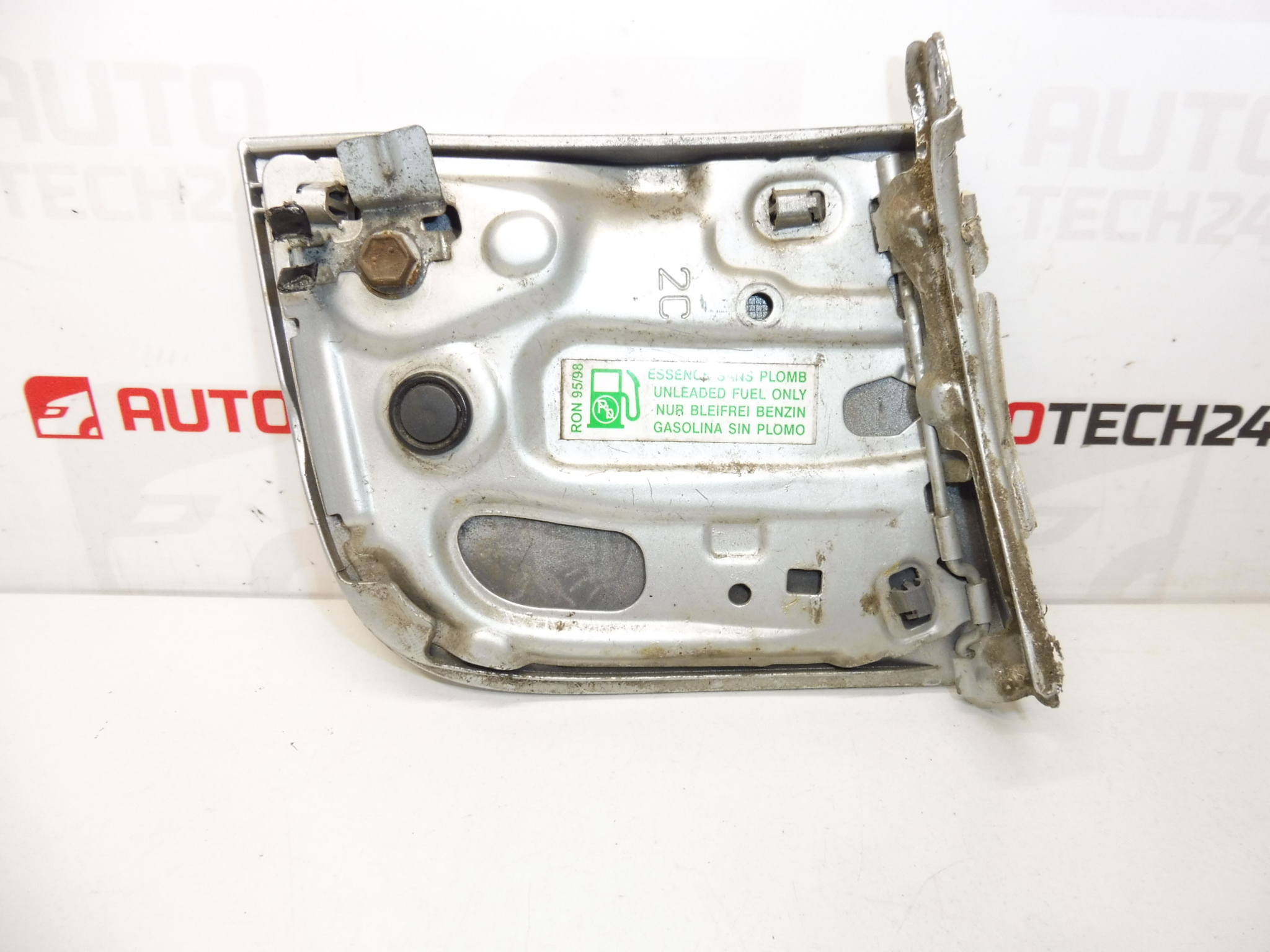 Κάλυμμα τάπας καυσίμου κόκκινο Peugeot 107 Citroën C1 KTB 1517C5 1517C9