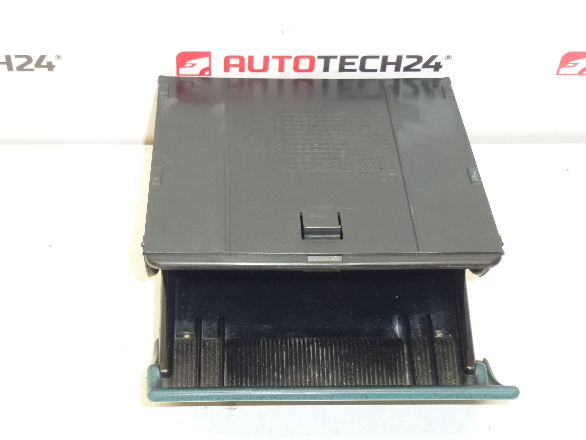 Τασάκι ταμπλό Citroën Berlingo I και Peugeot Partner I 8230Q9