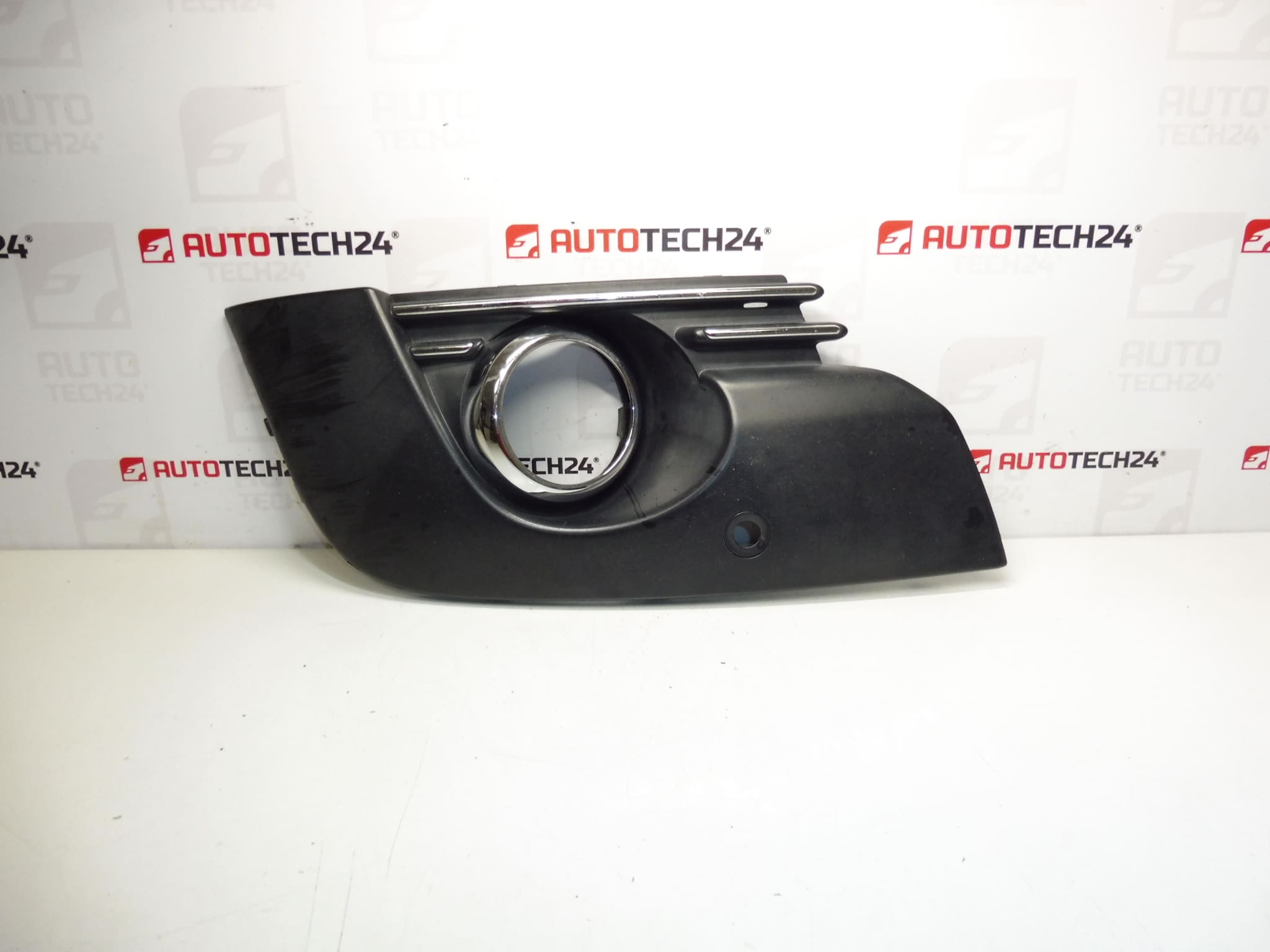Πλαίσιο δεξιά προβολείς ομίχλης Peugeot 3008 9685098077 745315