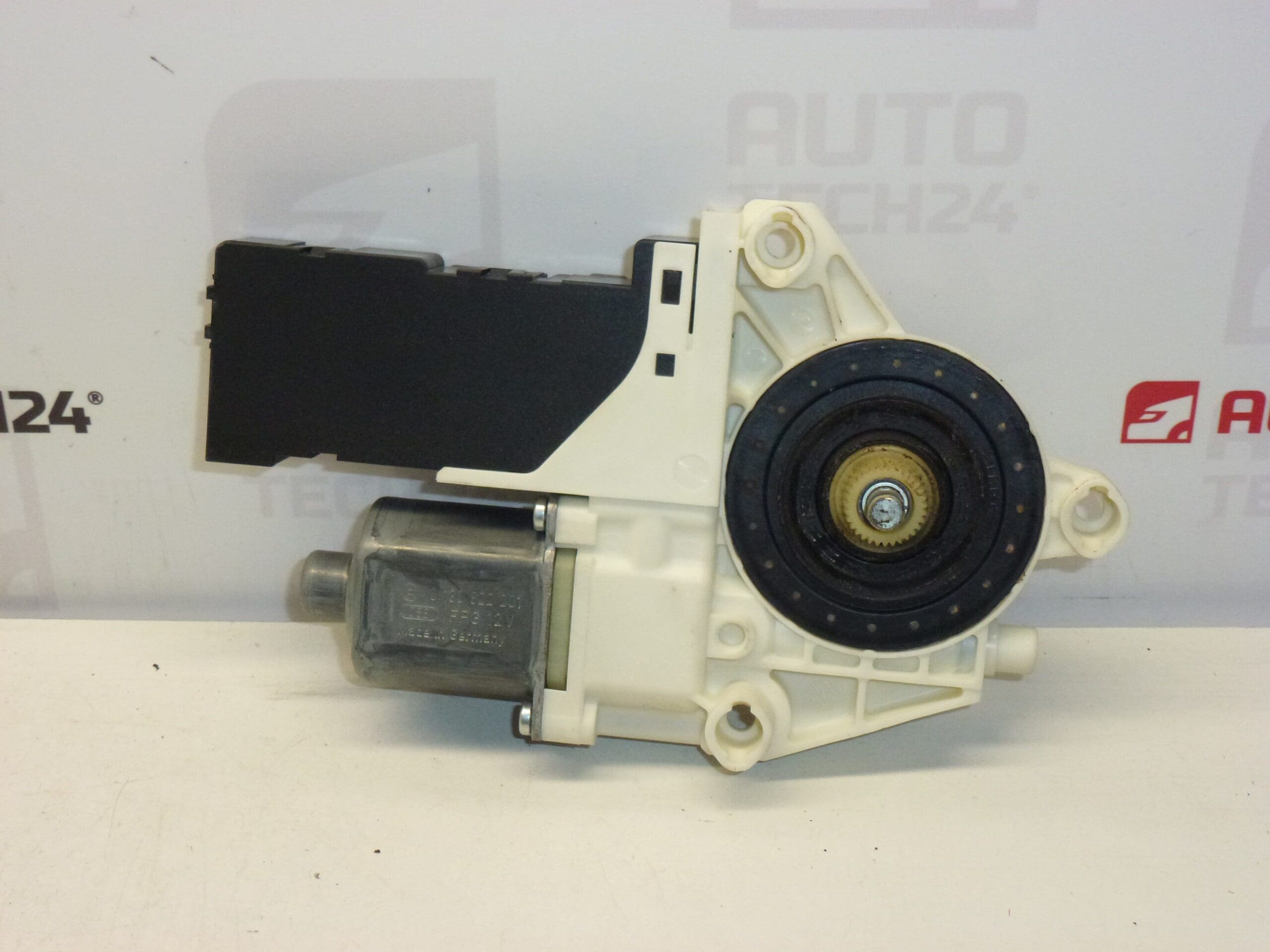 Peugeot 407 Right Retractor Motor 1137328127 - Image 2
