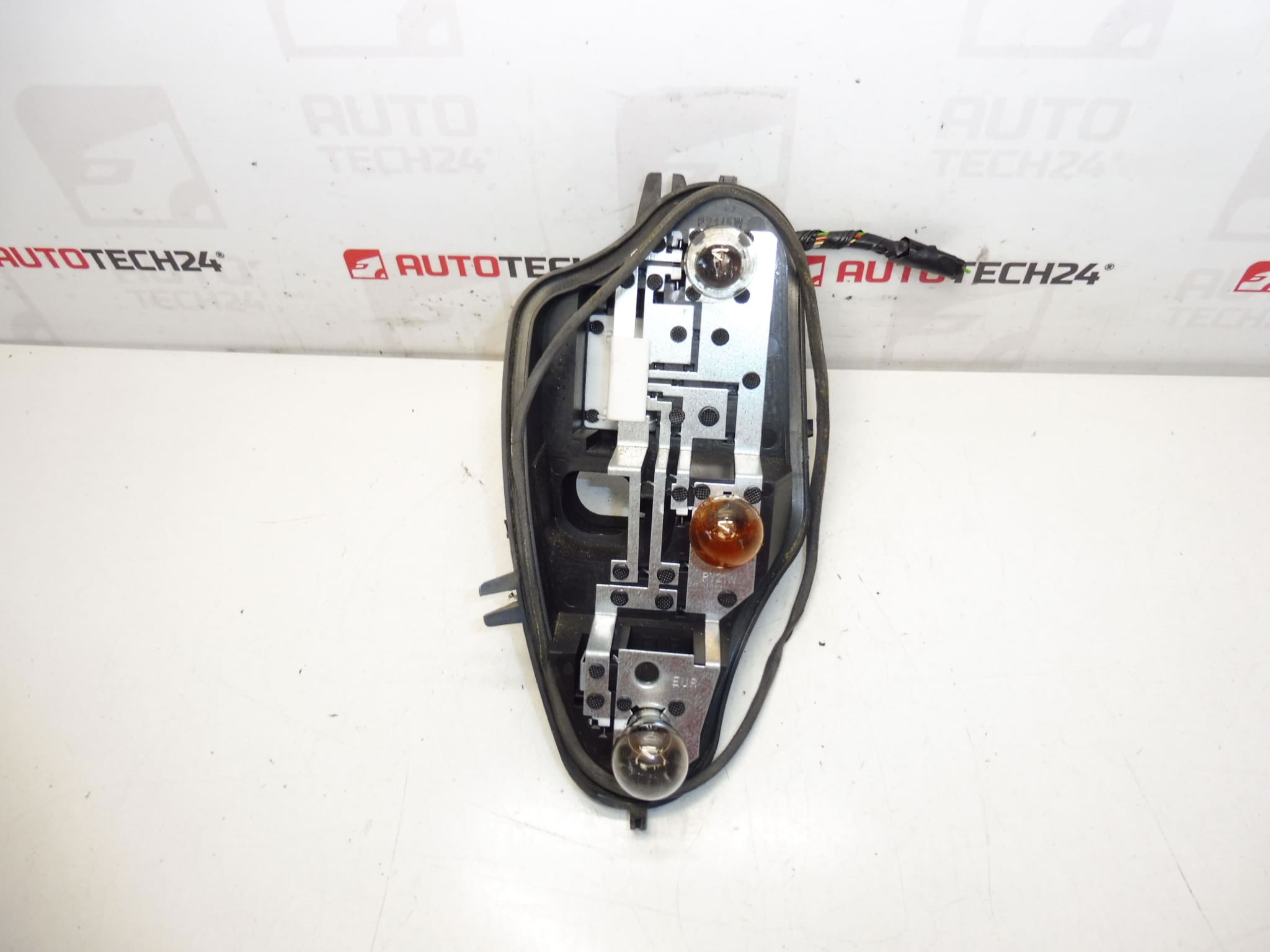 Βάση φτερό πίσω δεξιά Citroën C3 II 6351KQ