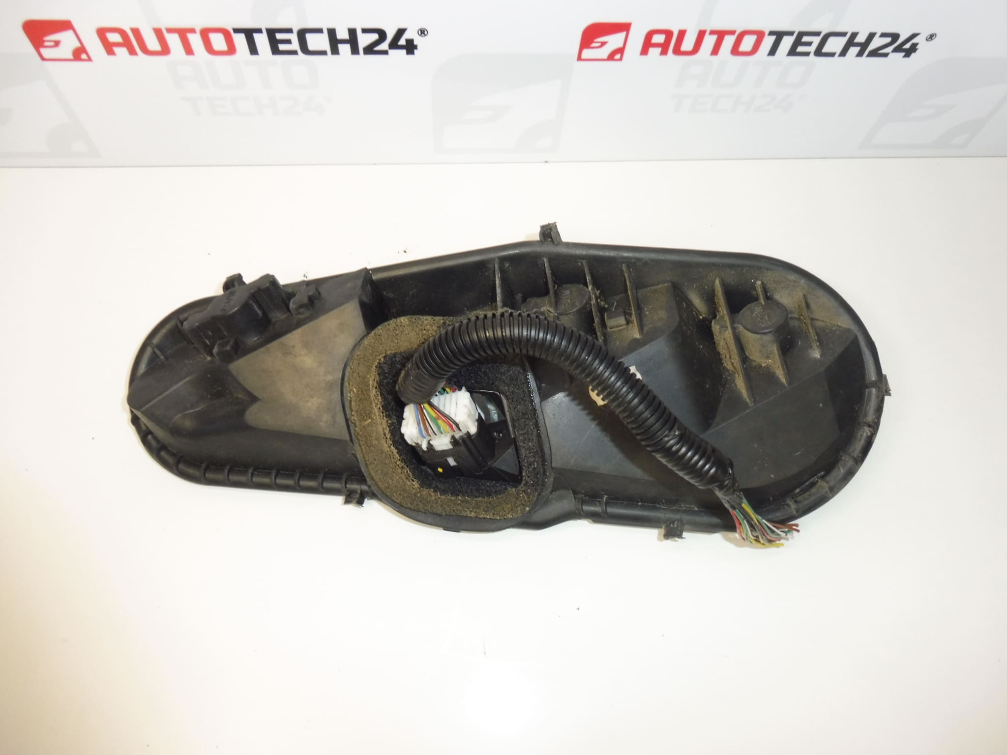 Ντουί λαμπτήρων αριστερού πίσω φανού Citroën C1 Peugeot 107 1607990980 - Image 2