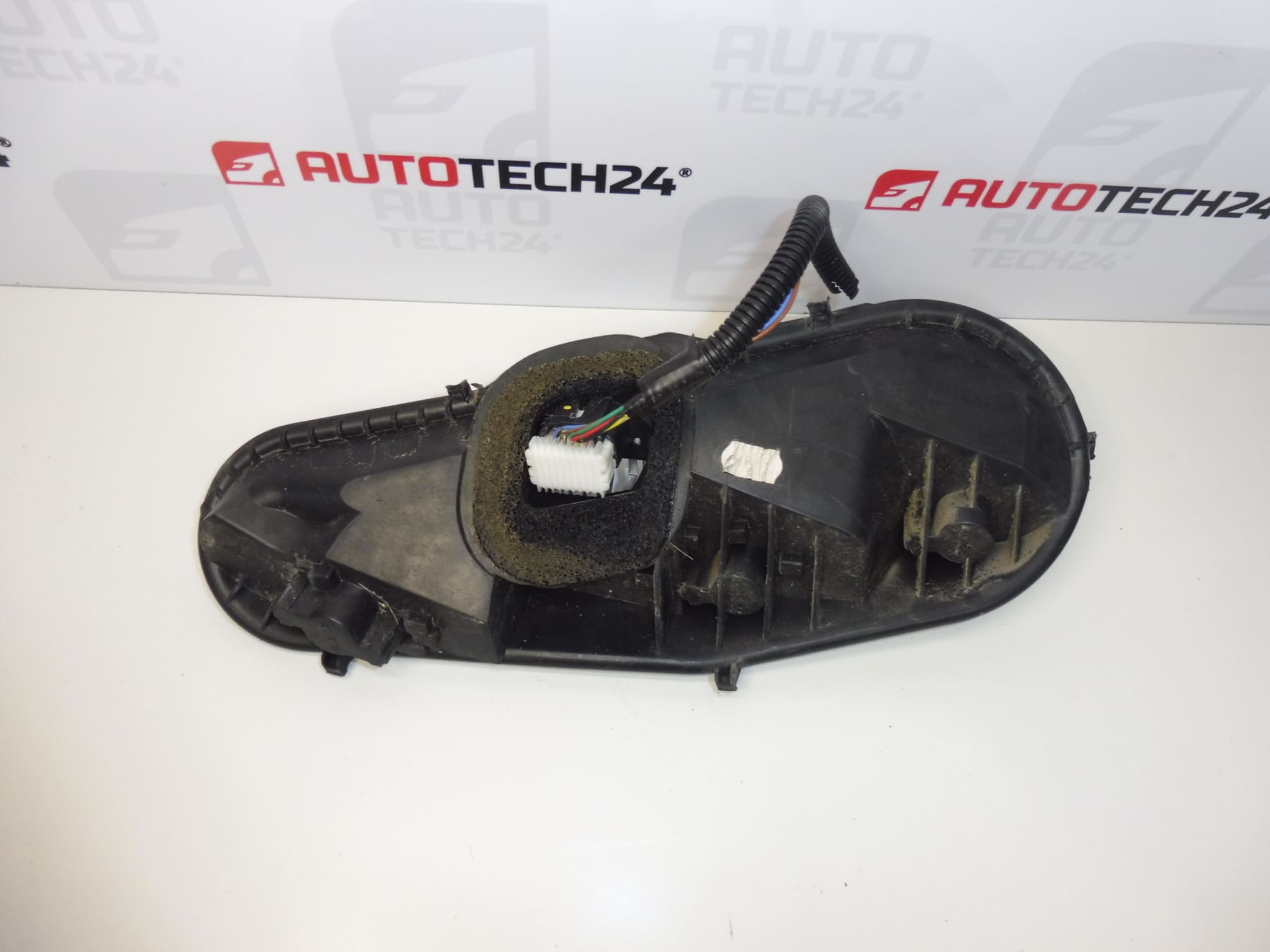 Βάση λαμπτήρων δεξιού πίσω φαναριού Citroën C1 Peugeot 107 1607990780 - Image 2